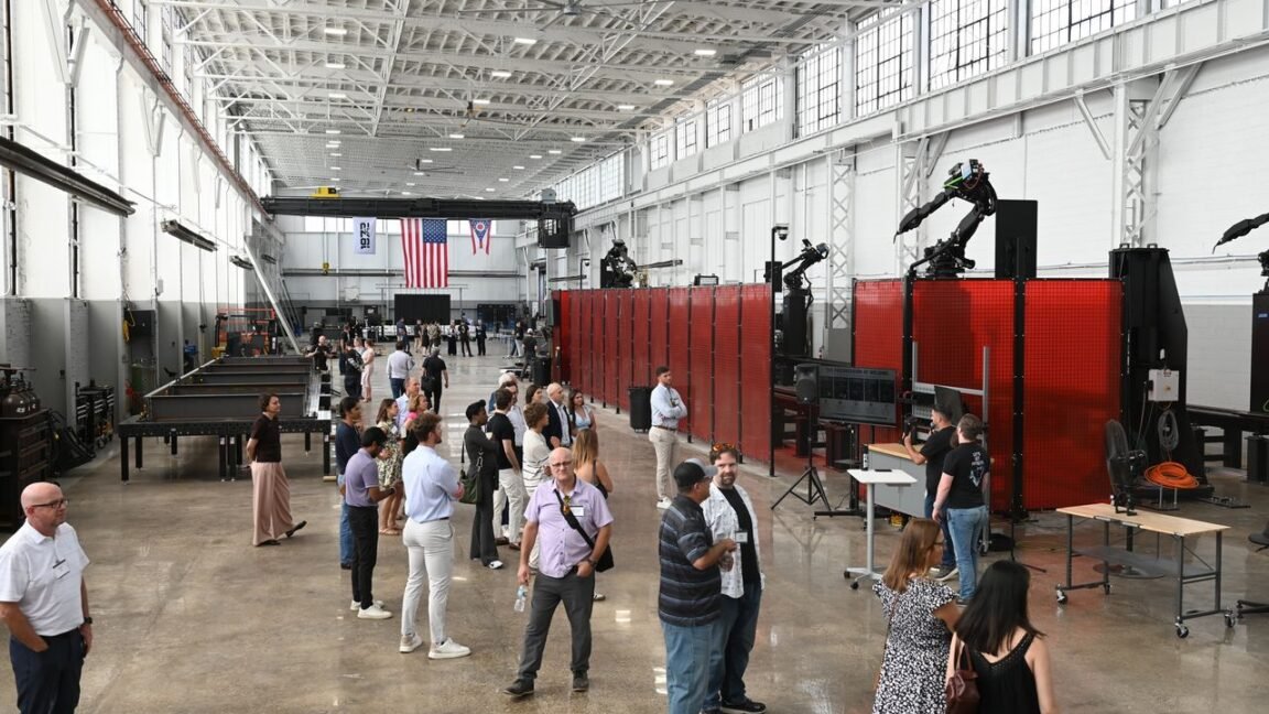 Ex-engenheiros da SpaceX estão a construir uma fábrica robotizada para a produção de peças de aço