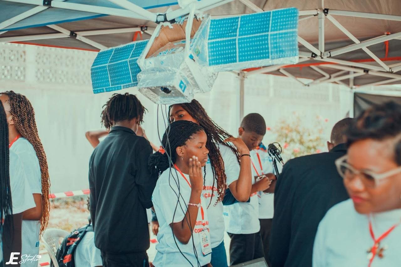 Crianças levam a exploração espacial para a Feira de Inovação em Luanda