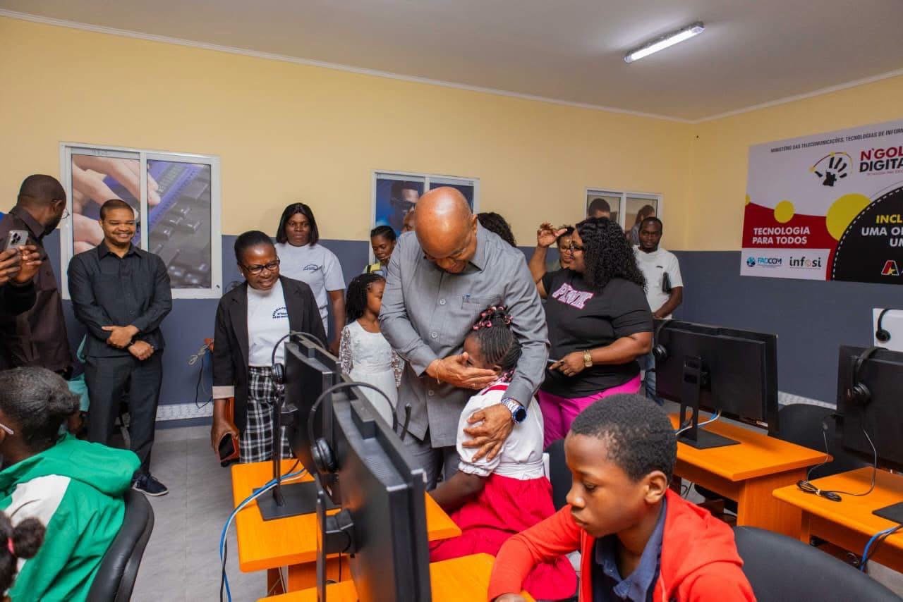MINTTICS inaugura salas de informática e pontos de internet gratuita em Luanda e Icolo e Bengo