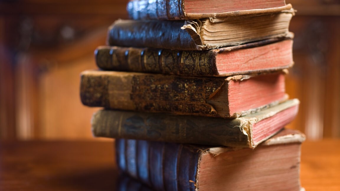 Os livreiros suspeitam que as empresas de IA estejam a comprar e, posteriormente, a destruir livros raros
